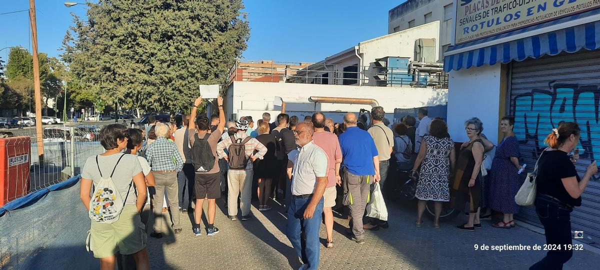 Los vecinos de Las Razas salen a la calle contra los retrasos.