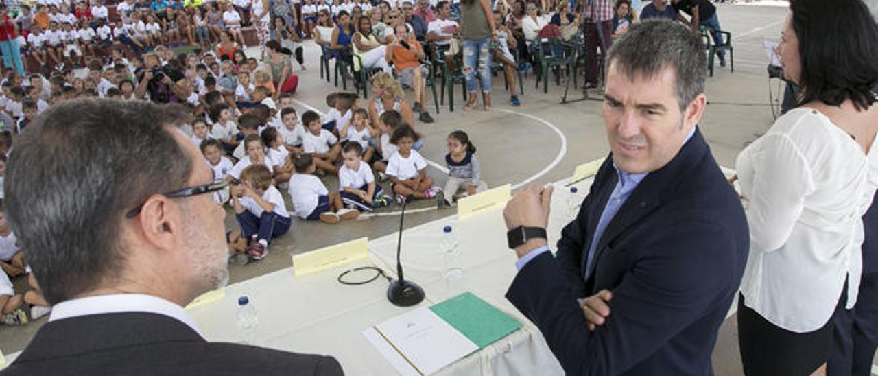 El presidente del Gobierno de Canarias, Fernando Clavijo, junto a Marcial Morales y Soledad Monzón, en el colegio Pablo Neruda, ayer.