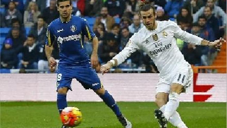 Gareth Bale, autor del tercer gol del partit, dispara a porta davant la presència de Víctor Rodríguez.