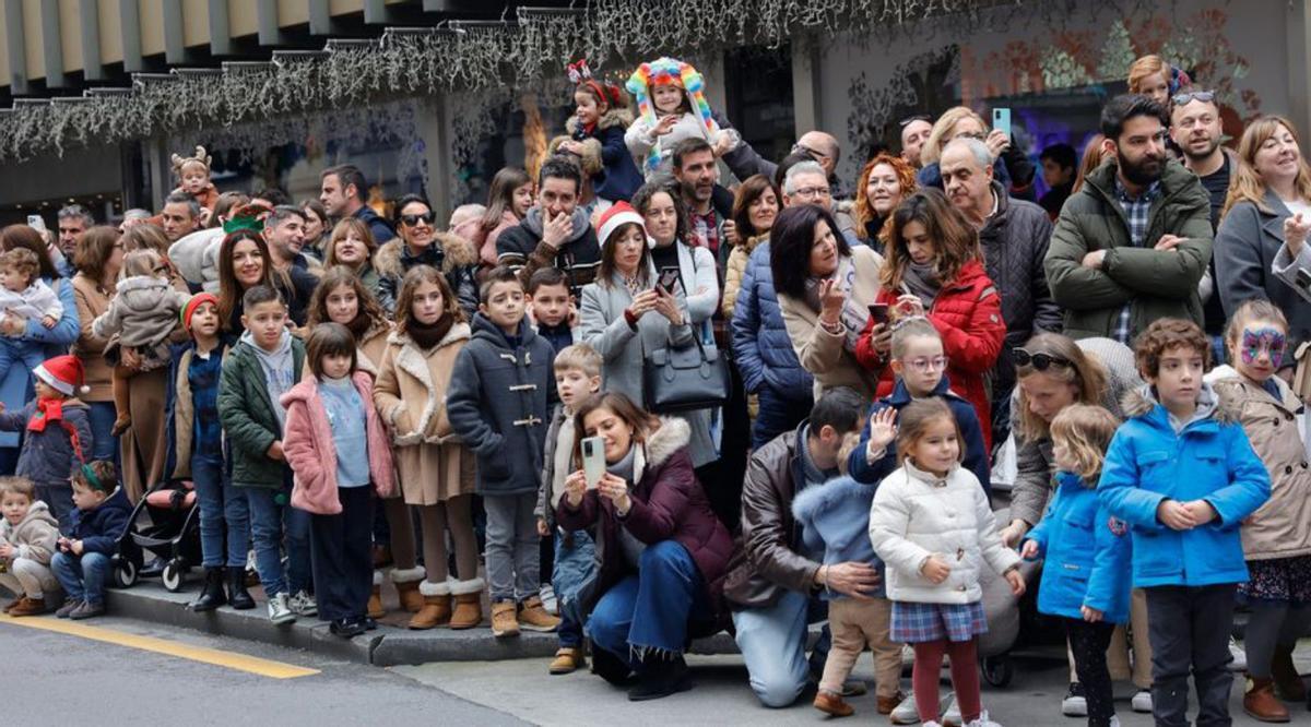 Público agolpado en una acera durante el desfile. | Miki López