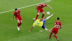 Richarlison remata de manera acrobática el segundo gol de Brasil ante Serbia