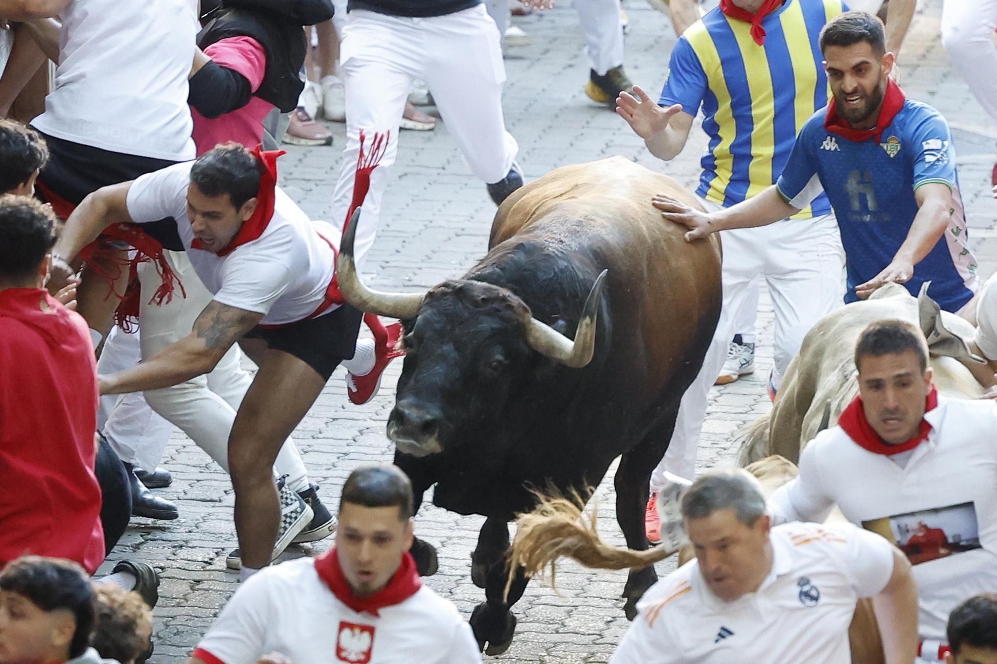 Rapidísimo y atropellado tercer encierro de los debutantes Álvaro Núñez