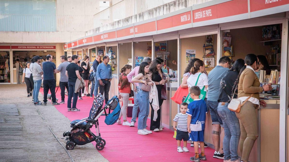 Galería | Primer día de feria del libro en Mérida