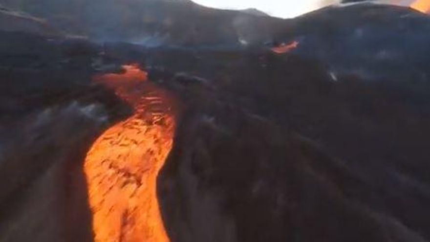 Las coladas y el volcán de La Palma, a vista de dron