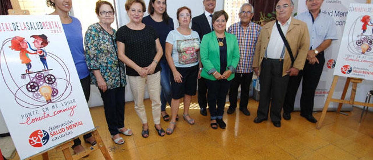 Los representantes de las asociaciones de Canarias, ayer, en la presentación del Día Mundial de la Salud Mental: Ana Concepción (AFEM), Carmen Suárez y Mónica Santana (Afesur), Jesús Ramírez (El Cribo), Fernando Sánchez (Atelsam), Matías López (Asomasamen), Cristina Acosta y Alicia Silva (Afes), Andrés Mendoza (Feafes) y Pilar Manuel (Afaes).