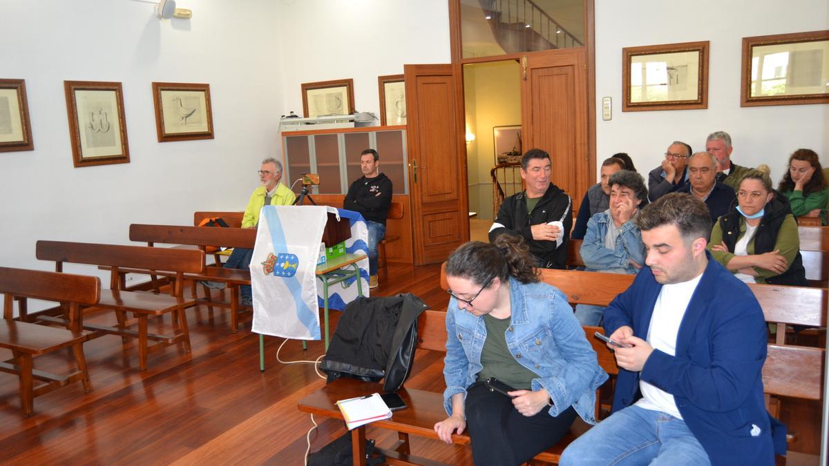 Los pescadores recreativos acudieron a la sesión plenaria del lunes en Bueu.