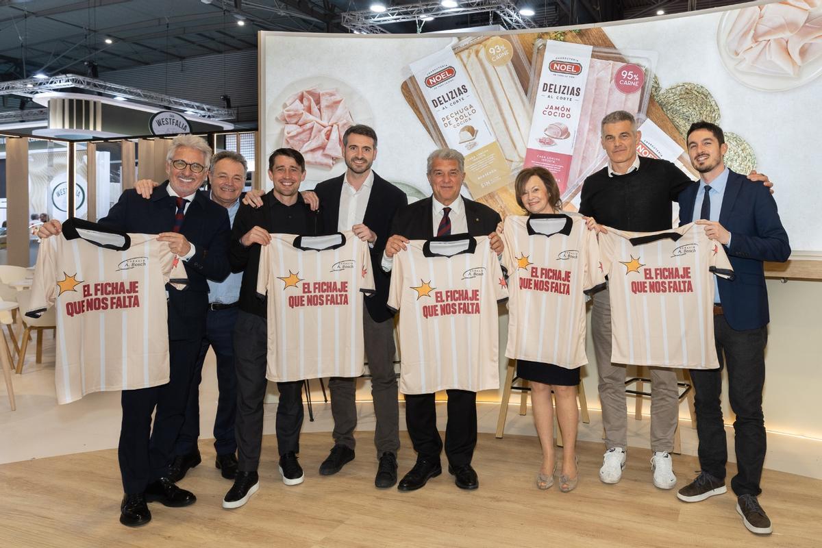 La comitiva azulgrana posando con la camiseta de "El fichaje que nos falta"