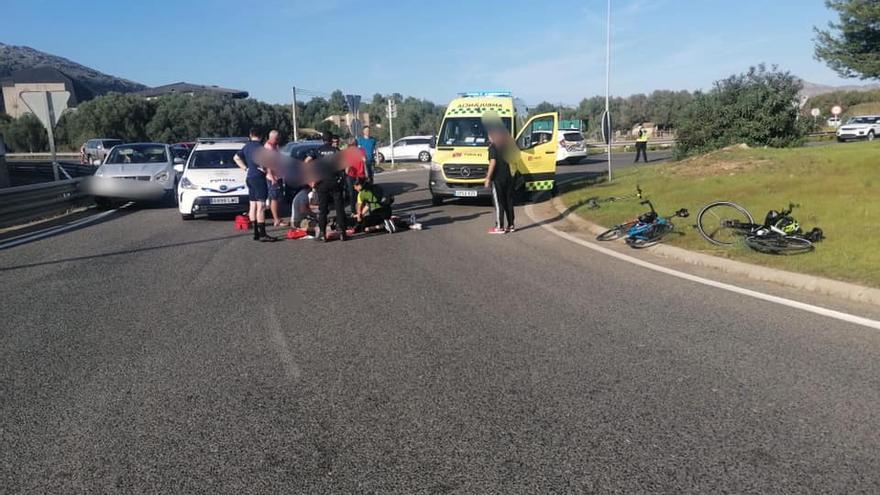 El conductor del patinete quedó tendido en la calzada.