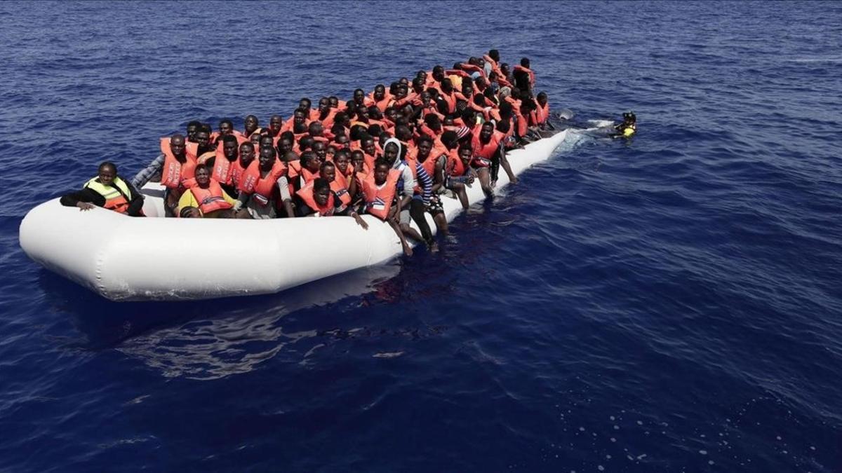 Embarcación con más de 300 inmigrantes rescatados en su camino hacia Malta, el 18 de agosto.