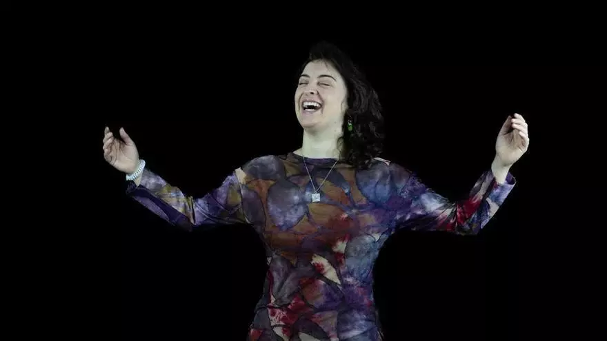 La cantautora Marina Paredes presenta su último sencillo, Años luz