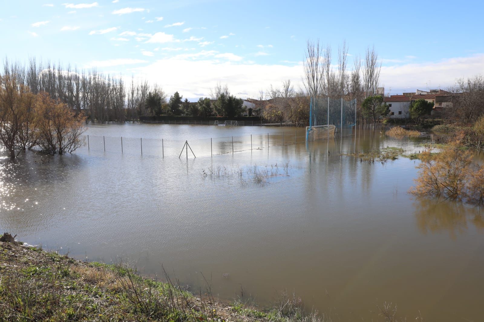 El municipio zaragozano de Novillas se prepara para la punta de la crecida