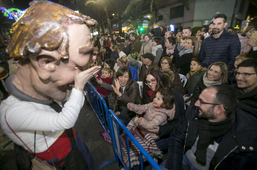 Los Reyes Magos reparten ilusión por la ciudad de Alicante.