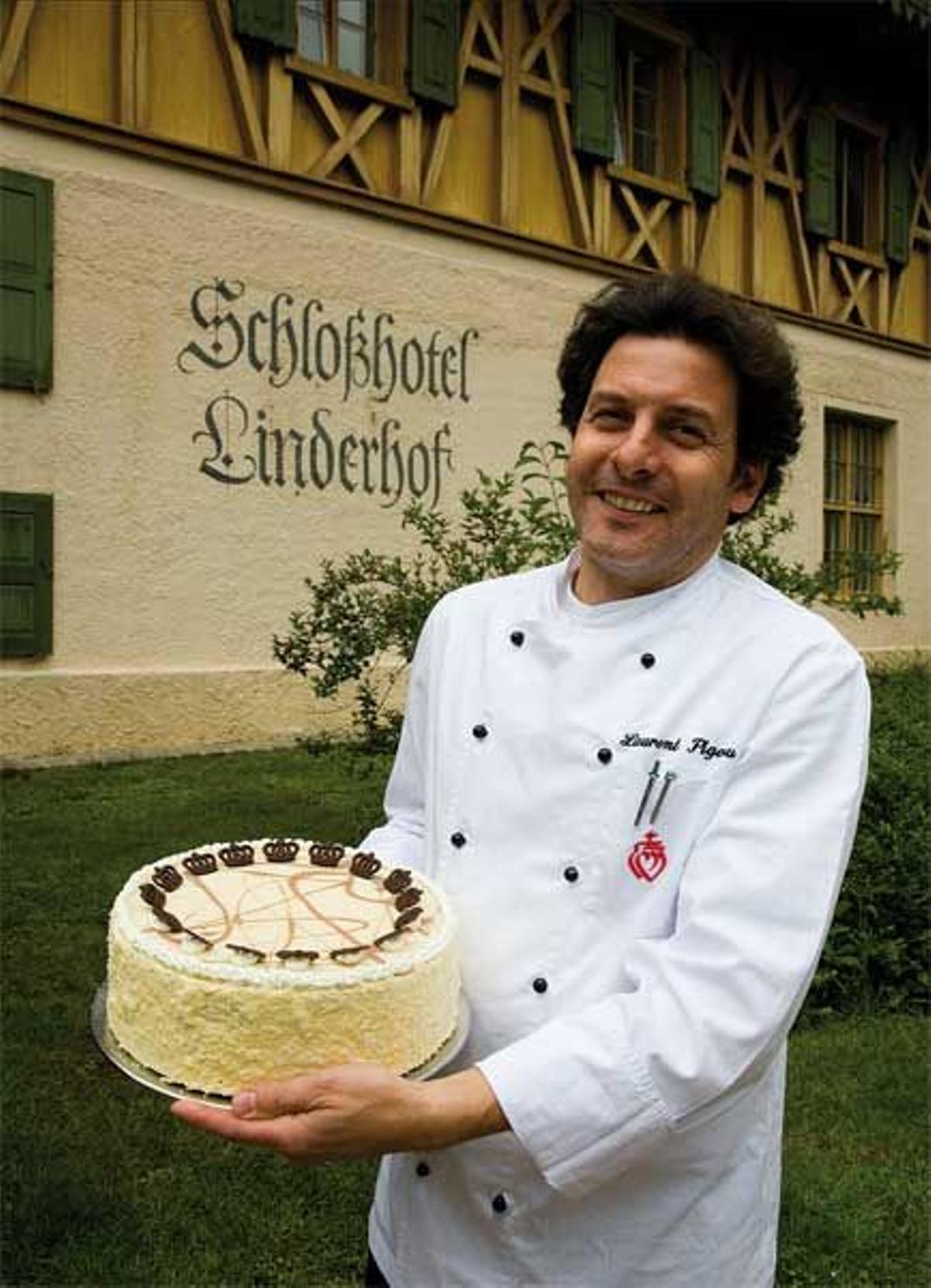 El Chef del
Schlosshotel Linderhof muestra
su tarta Luis II de Baviera.