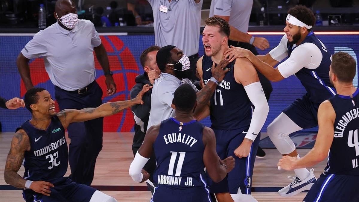 Doncic, agasajado por sus compañeros de Dallas