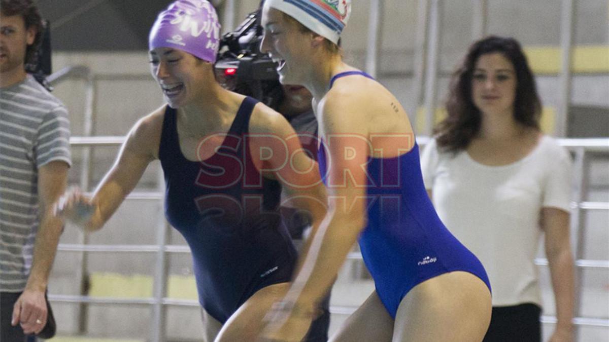 Las futbolistas del Barça se divirtieron en su visita a las waterpolistas del CN Sabadell