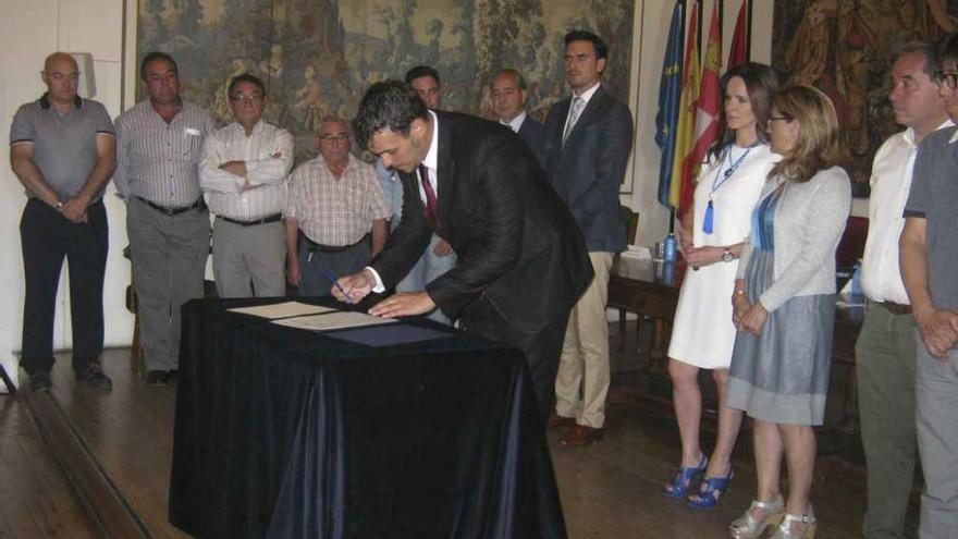 En primer término, el alcalde de Toro firma el convenio ante el resto de autoridades.