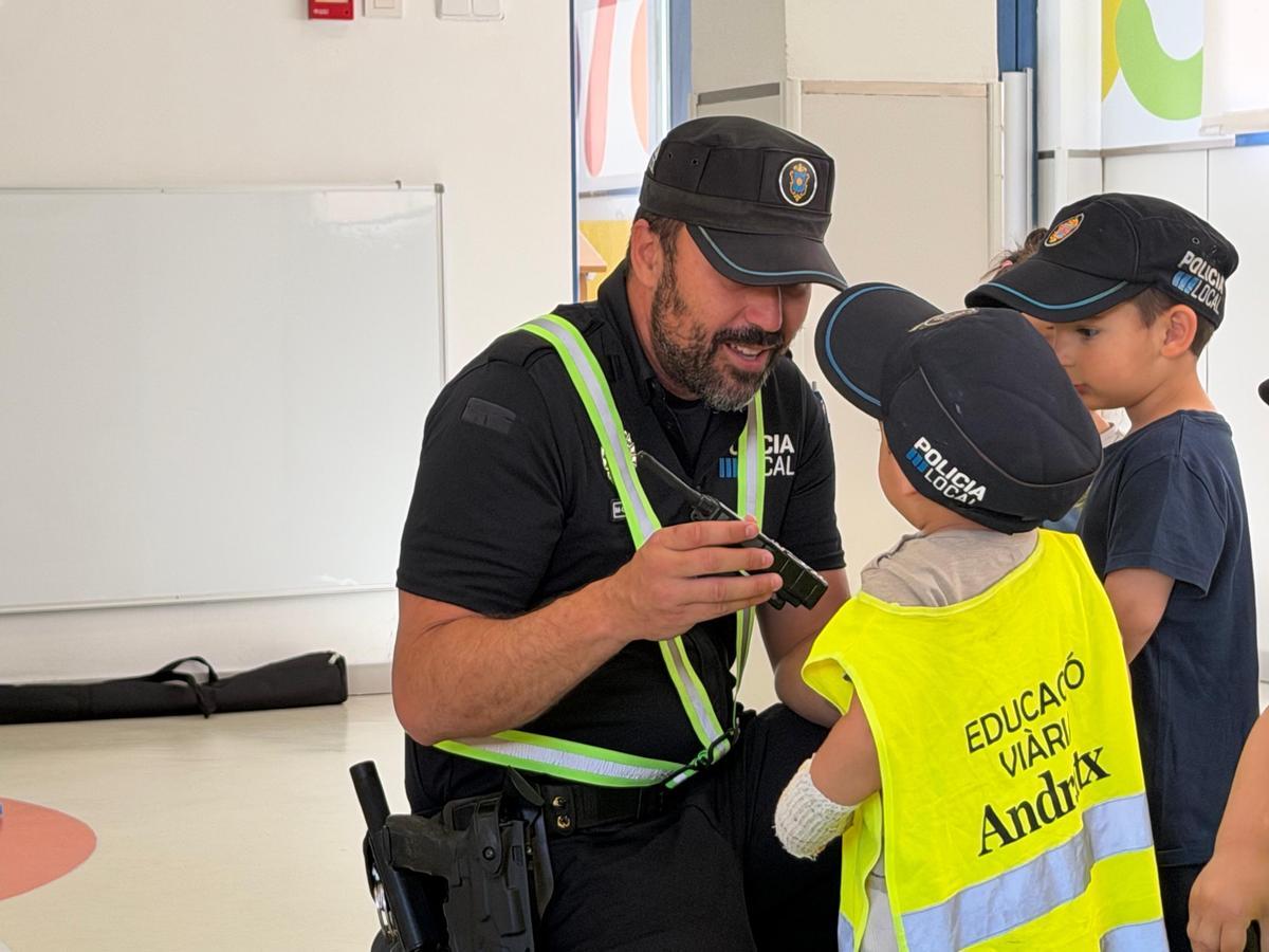 Agentes de la Policía Local de Andratx realizan una jornada de educación vial en la Escoleta Municipal Sol d’Andratx