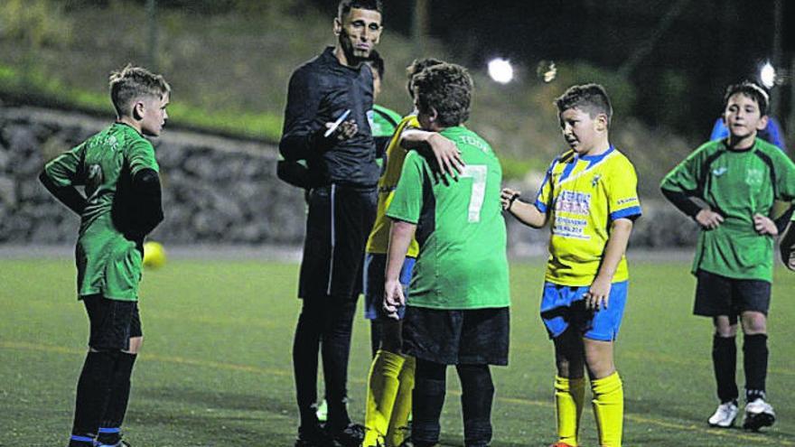 Rivales y colegiado consuelan a Abraham tras el 0-1.