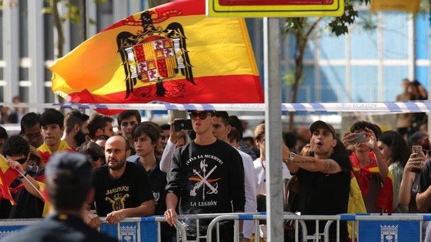 La extrema derecha en el desfile: eran pocos y les mandaron callar