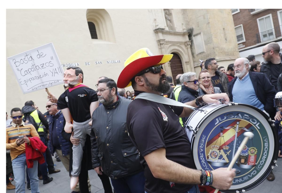 Miles de policías y guardias civiles se manifiestan por la equiparación salarial