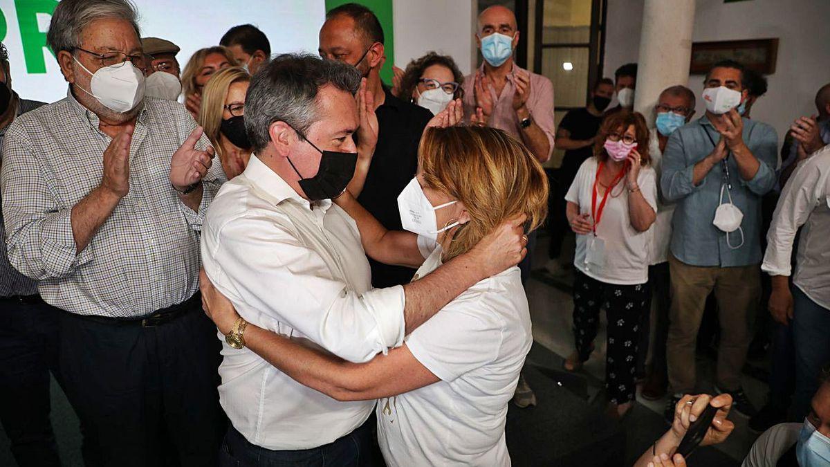 Juan Espadas y Susana Díaz se abrazan tras las primarias.