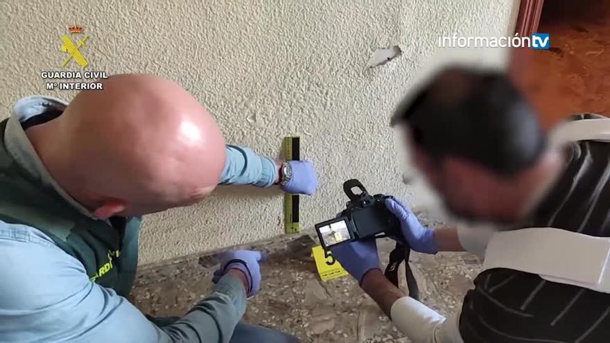 Inspección técnico ocular realizada por la Guardia Civil en la vivienda donde se cometió el crimen.