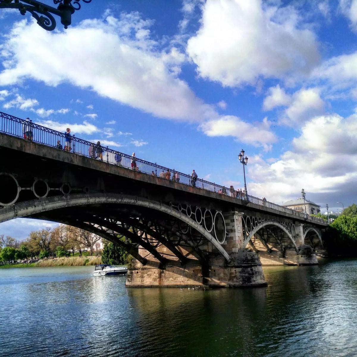 Puente de Isabell II, más conocido como Puente de Triana.