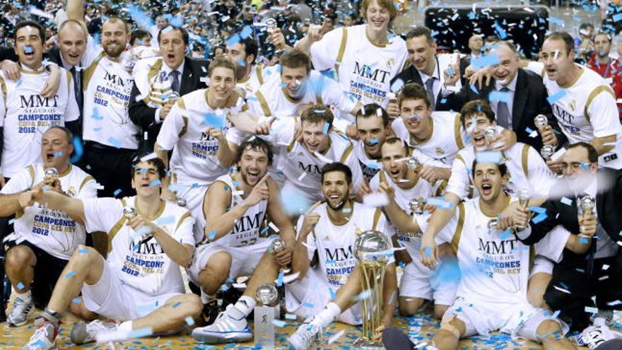 Los jugadores del Real Madrid celebran el triunfo.