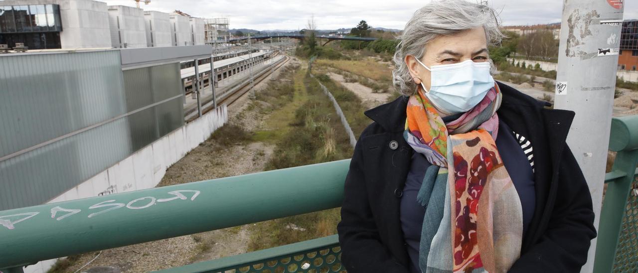 Ana González, con las vías al fondo.