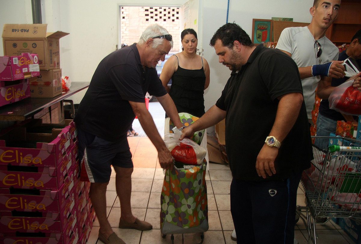 Reparto de alimentos en la Asociación de Vecinos de Lagunillas, en una foto de archivo.