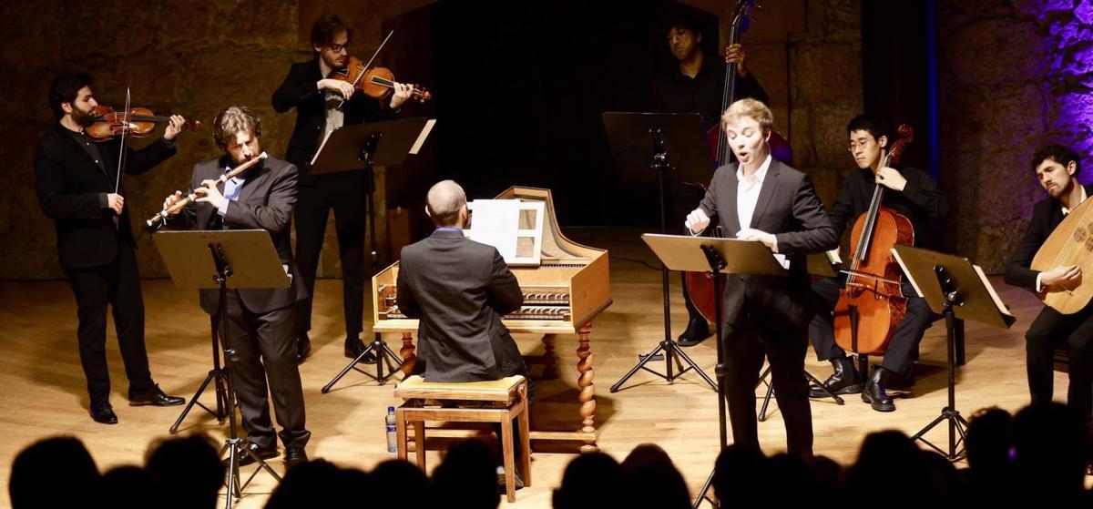 Luis Martínez Pueyo, a la izquierda, y Alberto Miguélez Rouco, a la derecha, junto al ensemble «La Guirlande», en Oviedo. | MIKI LÓPEZ