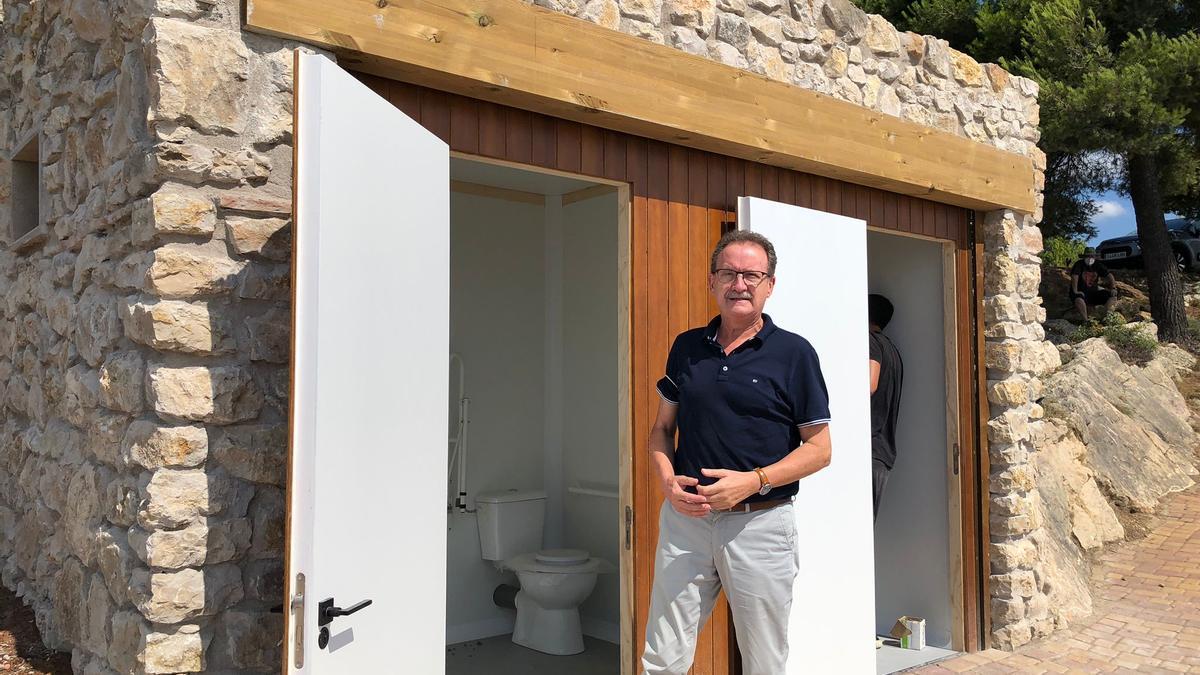El alcalde, Francisco Juan, en la caseta que alberga los nuevos baños públicos en la ermita de Santa Lucía.