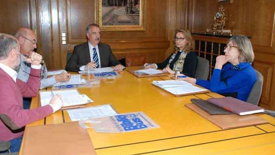 Miembros de la Comisión Provincial de Bibliotecas, reunidos ayer.