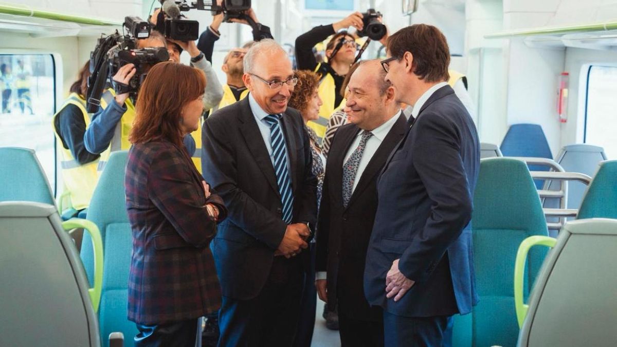 El president de la Generalitat, Salvador Illa, junto a la consellera Sílvia Paneque, Leopoldo Maestu y Carles Ruiz en el interior del nuevo tren de Alstom para la línea al aeropuerto de Ferrocarrils.