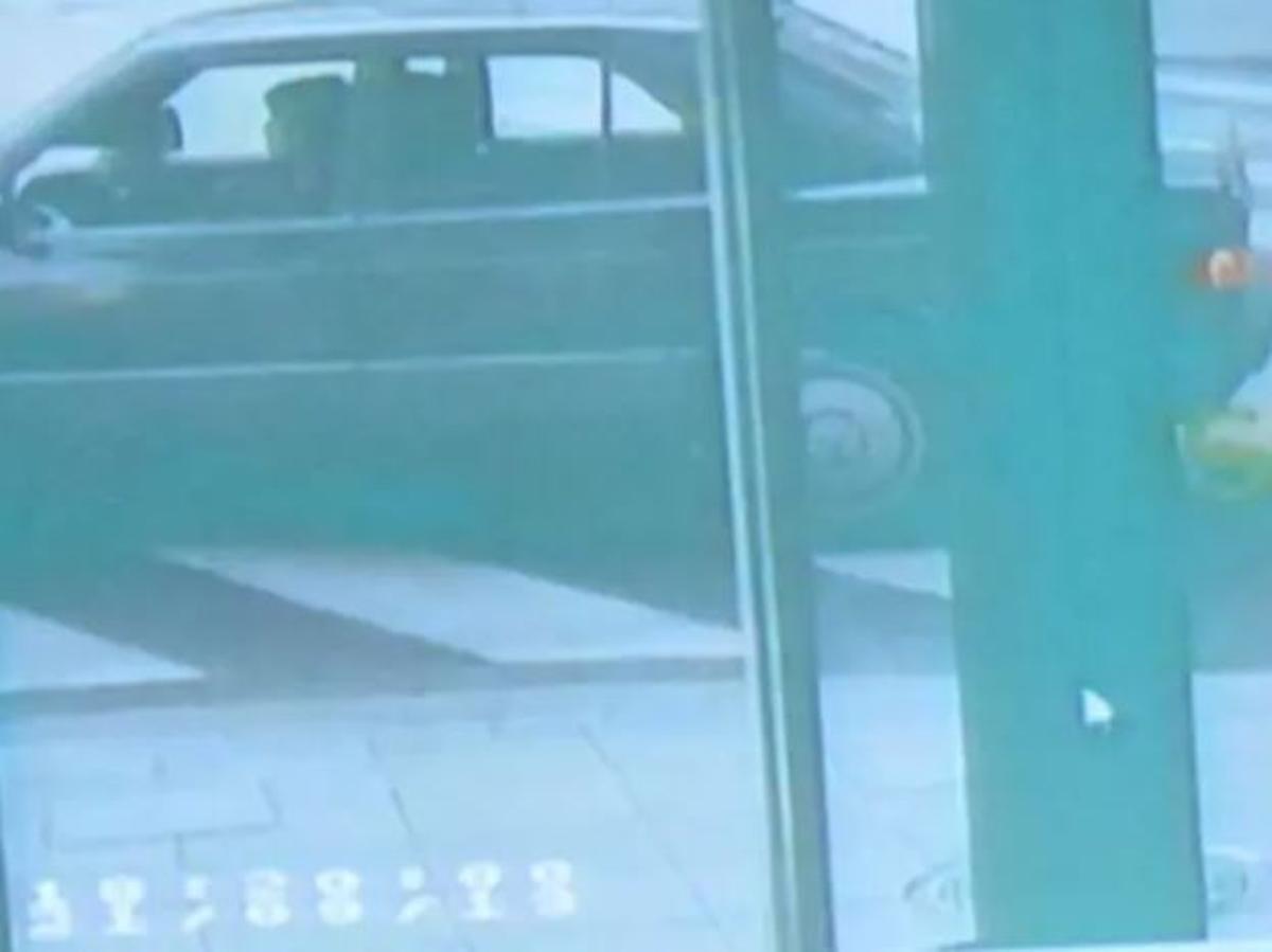 Rosario Porto y su hija Asunta saliendo de una estación de servicio