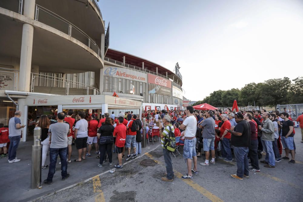 Los aficionados ven el partido en pantallas en Son Moix