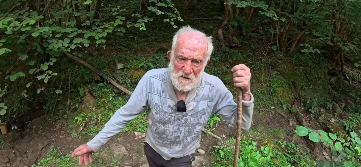 Federico, que vive aislado en el bosque a sus 93 años