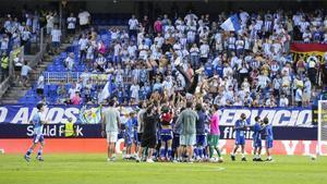Los jugadores del Málaga CF mantearon a Dani Sánchez en su despedida.