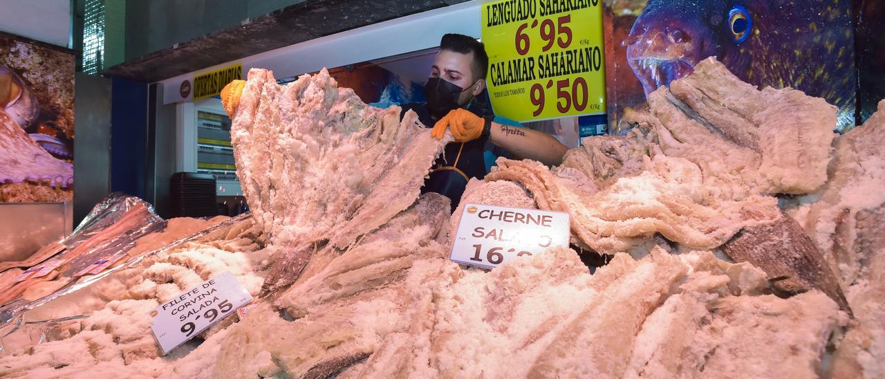 Adrián Santana ayer en su pescadería del Mercado de Vegueta.