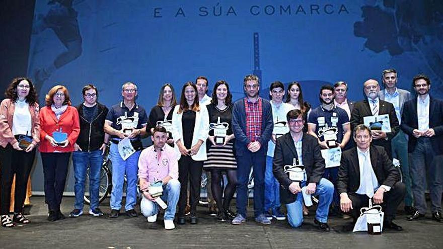 Ganadores de la primera edición de la Gala do Deporte da Coruña e a súa Comarca posan con la campeona olímpica Sofía Toro y el entonces alcalde Xulio Ferreiro.