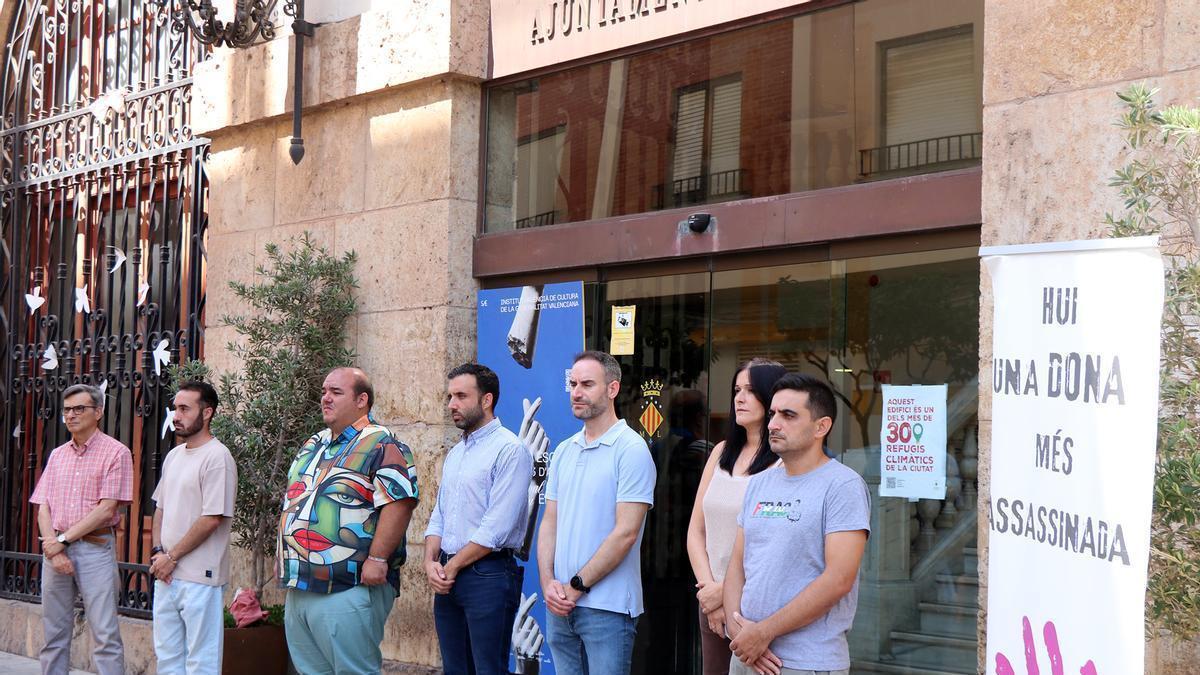 Minuto de silencio en las puertas del Ayuntamiento de Sagunt.