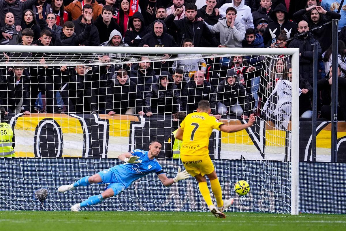 L'acció del penal fallat d'Stuani ahir al Ramón Sánchez-Pizjuán