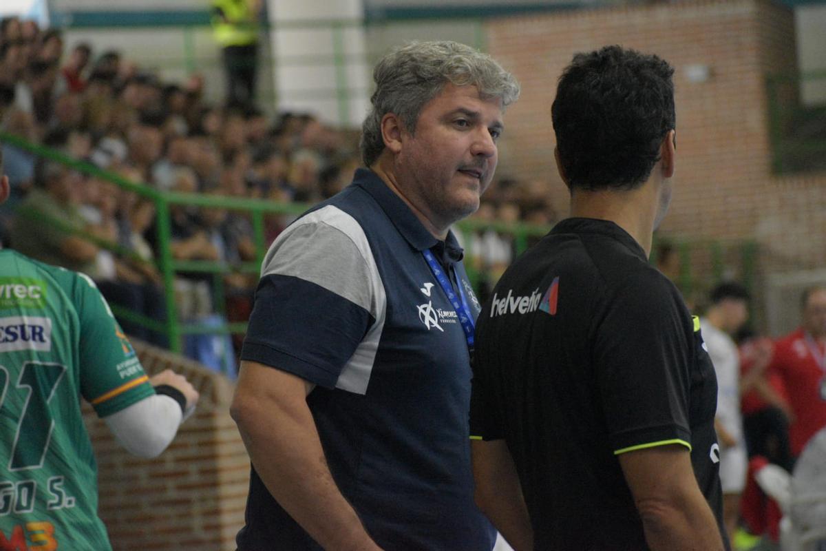 Paco Bustos, entrenador del Ángel Ximénez Puente Genil.