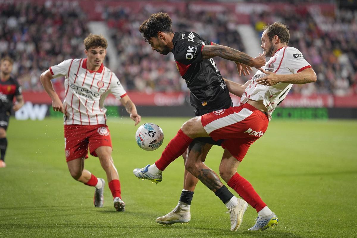 Samu Costa se lleva un balón ante Daley Blind, defensa del Girona