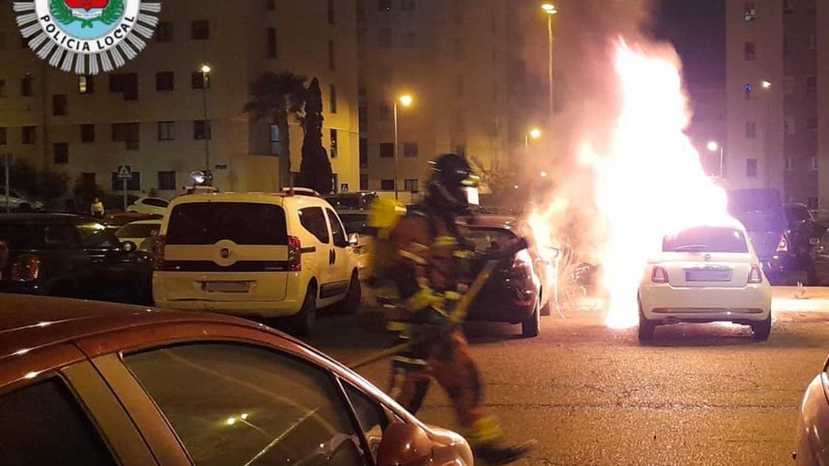 Uno de los dos vehículos afectados por el incendio de anoche en Casablanca III.