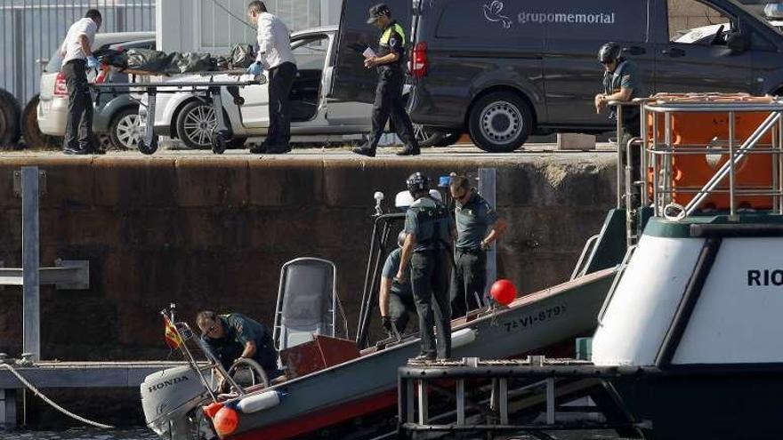 La Guardia Civil, tras recuperar el barco y el cadáver del agua.