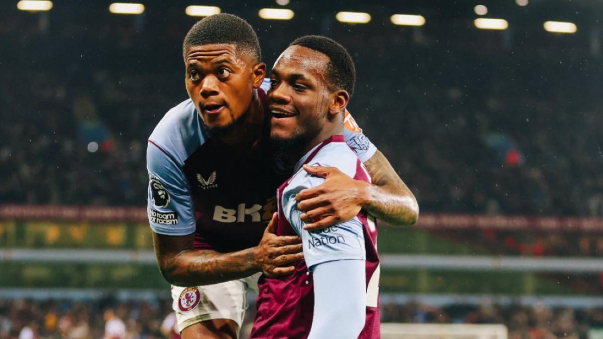 Jhon Durán (derecha) celebrando junto a Leon Bailey el 3-3