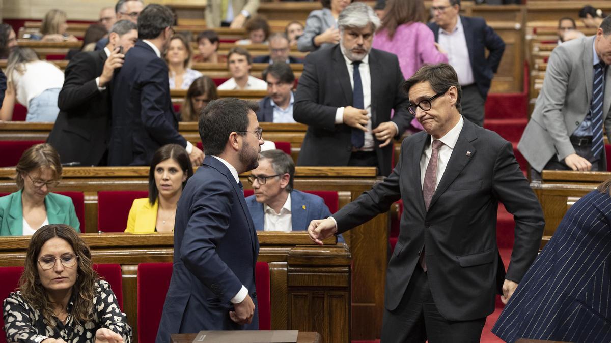 Pere Aragonès y Salvador Illa, en el hemiciclo del Parlament