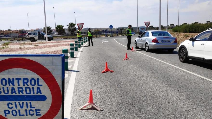 Control de las medidas de confinamiento de la Guardia Civil en un acceso de Torrevieja/D. Pamies