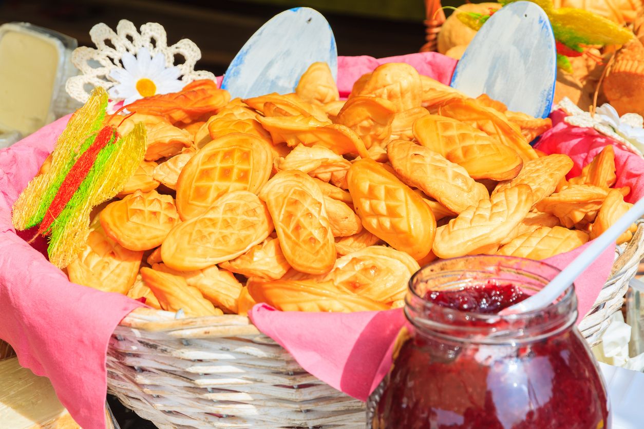 Canasta de queso de cabra tradicional y arándano frasco en mercado de Semana Santa, Cracovia, Polonia